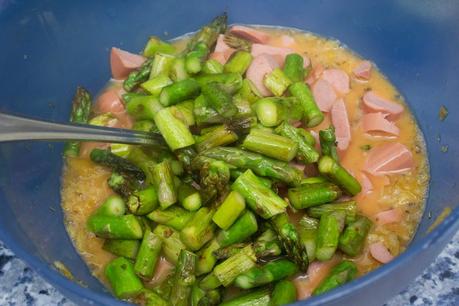 tortilla de espárragos verdes, patatas fritas, chorizo, salchichas y queso tortilla de espárragos verdes, patatas fritas, chorizo, salchichas y queso