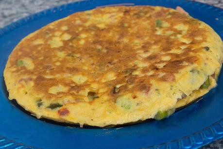 tortilla de espárragos verdes, patatas fritas, chorizo, salchichas y queso tortilla de espárragos verdes, patatas fritas, chorizo, salchichas y queso