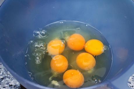 tortilla de espárragos verdes, patatas fritas, chorizo, salchichas y queso tortilla de espárragos verdes, patatas fritas, chorizo, salchichas y queso