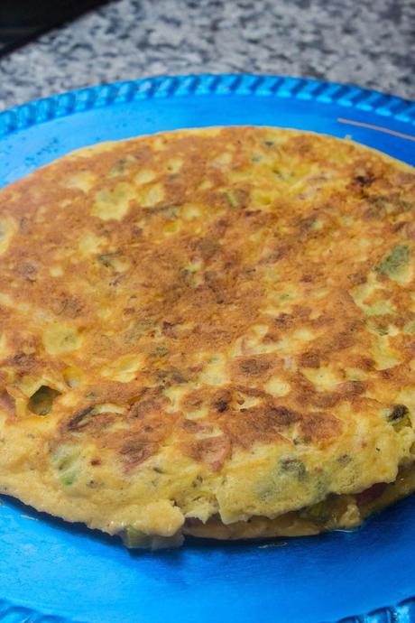 tortilla de espárragos verdes, patatas fritas, chorizo, salchichas y queso tortilla de espárragos verdes, patatas fritas, chorizo, salchichas y queso