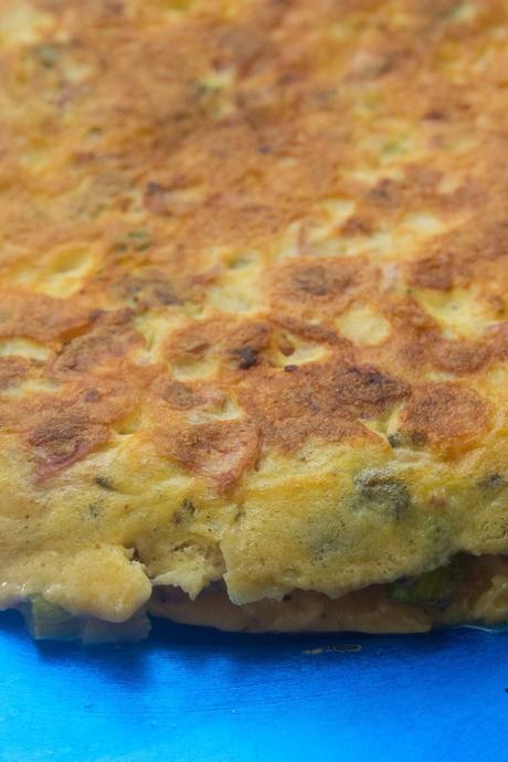 tortilla de espárragos verdes, patatas fritas, chorizo, salchichas y queso tortilla de espárragos verdes, patatas fritas, chorizo, salchichas y queso