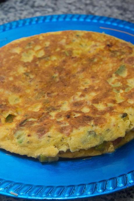 tortilla de espárragos verdes, patatas fritas, chorizo, salchichas y queso tortilla de espárragos verdes, patatas fritas, chorizo, salchichas y queso