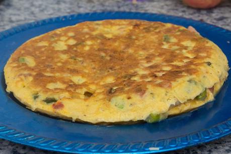 tortilla de espárragos verdes, patatas fritas, chorizo, salchichas y queso tortilla de espárragos verdes, patatas fritas, chorizo, salchichas y queso