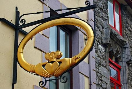 El anillo irlandés de Claddagh simbolo del amor en la puerta de la tienda Thomas Dillon