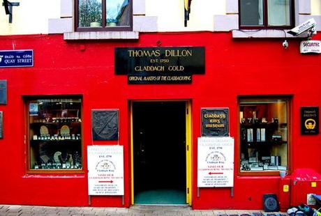 El anillo irlandés de Claddagh fachada de la tienda Thomas Dillon