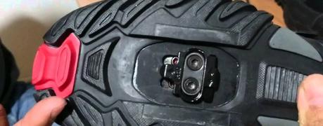 Como cambiar las calas de unas zapatillas viejas a unas nuevas (vídeo) Como cambiar las calas de unas zapatillas viejas a unas nuevas (vídeo)