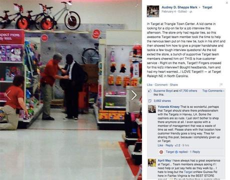 Chico va a comprar una corbata y sale preparado para su primer entrevista de trabajo Target