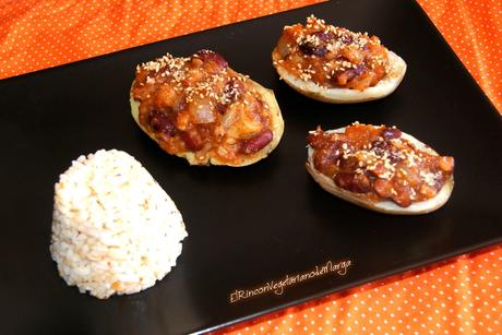 Patatas rellenas de frijoles con salsa de tomate