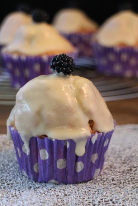 Muffins de moras silvestres con glaseado de limón Muffins de moras silvestres con glaseado de limón