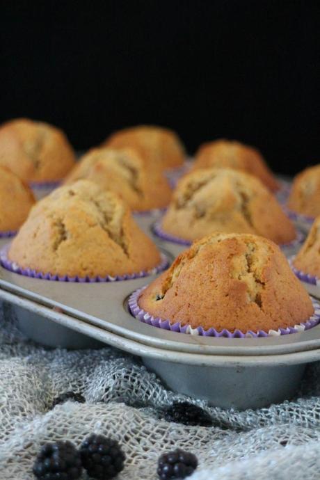 Muffins de moras silvestres con glaseado de limón Muffins de moras silvestres con glaseado de limón