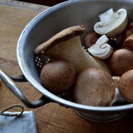 TALLARINES A LA BOLOÑESA DE TERNERA Y SETAS TALLARINES A LA BOLOÑESA DE TERNERA Y SETAS