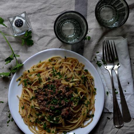 TALLARINES A LA BOLOÑESA DE TERNERA Y SETAS TALLARINES A LA BOLOÑESA DE TERNERA Y SETAS
