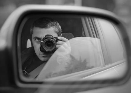 un detectives privado haciendo fotos desde un coche