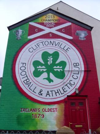 Mural en Belfast haciendo mención al Cliftonville FC, el más antiguo de Irlanda.
