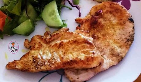 PECHUGA DE PAVO AL CURRY,CON ENSALADA Y PIÑA A LA PLANCHA PECHUGA DE PAVO AL CURRY,CON ENSALADA Y PIÑA A LA PLANCHA