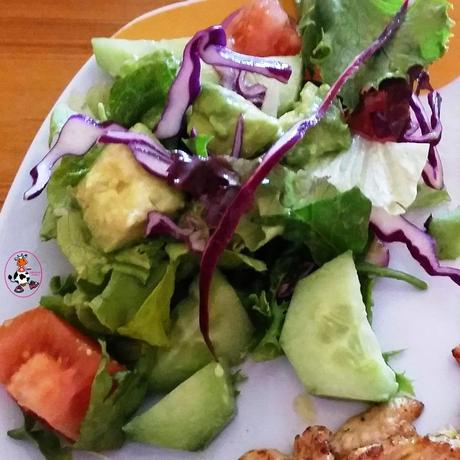 PECHUGA DE PAVO AL CURRY,CON ENSALADA Y PIÑA A LA PLANCHA PECHUGA DE PAVO AL CURRY,CON ENSALADA Y PIÑA A LA PLANCHA