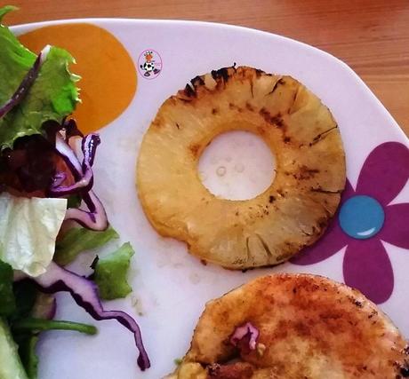 PECHUGA DE PAVO AL CURRY,CON ENSALADA Y PIÑA A LA PLANCHA PECHUGA DE PAVO AL CURRY,CON ENSALADA Y PIÑA A LA PLANCHA