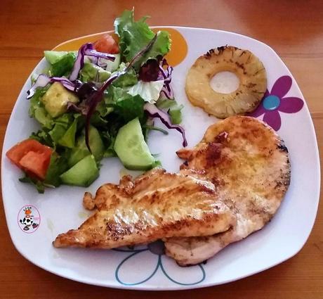 PECHUGA DE PAVO AL CURRY,CON ENSALADA Y PIÑA A LA PLANCHA PECHUGA DE PAVO AL CURRY,CON ENSALADA Y PIÑA A LA PLANCHA