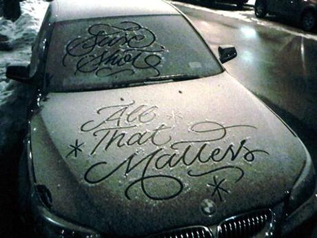 El artista que dibujaba tipografías sobre los coches nevados de Nueva York