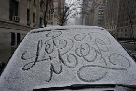 El artista que dibujaba tipografías sobre los coches nevados de Nueva York