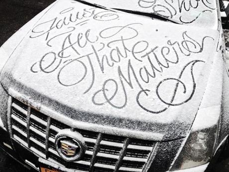 El artista que dibujaba tipografías sobre los coches nevados de Nueva York