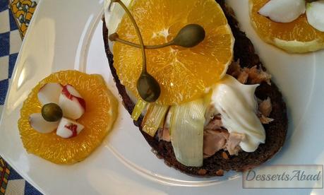 Bocadillo de atún con naranjas y alcaparras Bocadillo de atún con naranjas y alcaparras