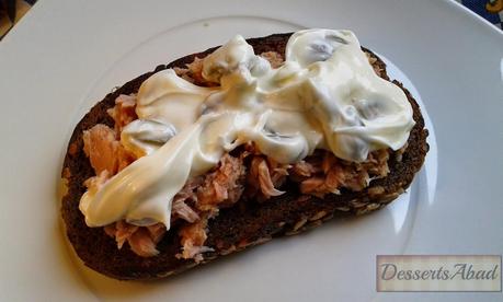 Mahonesa y alcaparras sobre tostada Mahonesa y alcaparras sobre tostada