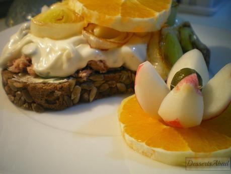 Bocadillo de atún con naranjas y alcaparras Bocadillo de atún con naranjas y alcaparras