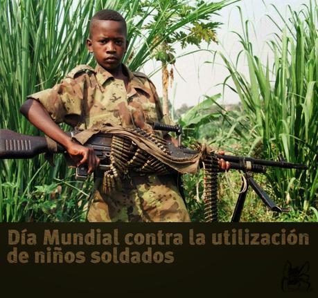 El 12 de febrero es el día mundial contra la utilización de niños soldados, en la imagen un niño con un arma autamatica