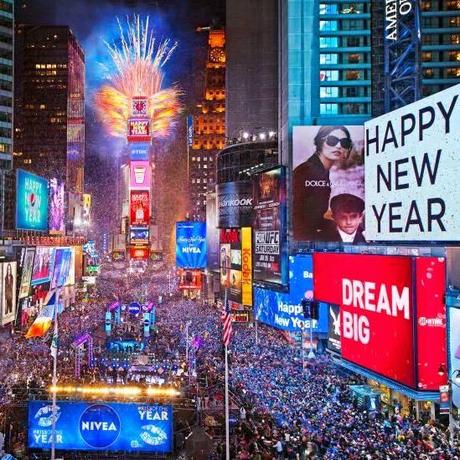 ENTRE EL VIEJO Y EL NUEVO AÑO ENTRE EL VIEJO Y EL NUEVO AÑO