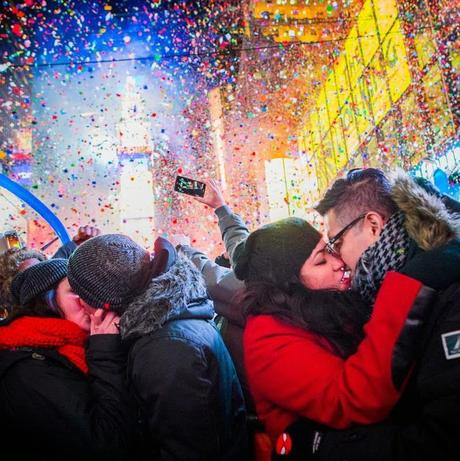 ENTRE EL VIEJO Y EL NUEVO AÑO ENTRE EL VIEJO Y EL NUEVO AÑO