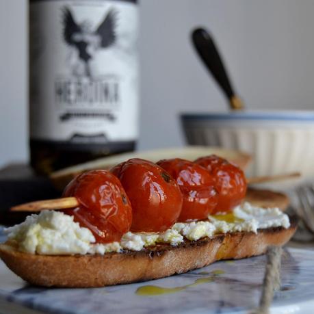 BRUSCHETTA DE TOMATES ASADOS Y FETA BRUSCHETTA DE TOMATES ASADOS Y FETA
