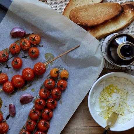BRUSCHETTA DE TOMATES ASADOS Y FETA BRUSCHETTA DE TOMATES ASADOS Y FETA