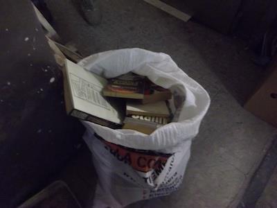 FAUNA LITERARIA (8) FAUNA LITERARIA - CRIATURA NÚMERO 8 Buhonero paciente que, en los postres de un ágape literario, abre el zurrón y saca ejemplares de lo que sea, para demostrarle a la concurrencia lo productivo que es; alguien debería pedirle que se asegure antes de si los demás tendrán interés en recibir sus dádivas, porque a veces intenta luego cobrarse la factura del regalo.