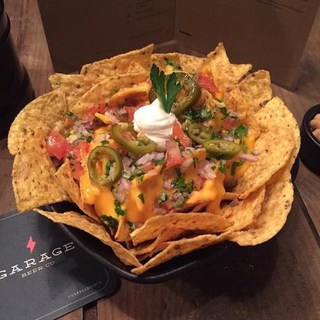 Garage Beer Co. la pasión por la craft beer en una fábrica de cerveza artesana del Eixample garage beer co comida nachosJPG