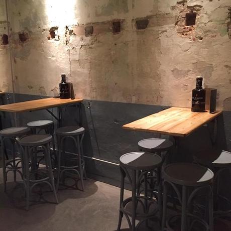 Garage Beer Co. la pasión por la craft beer en una fábrica de cerveza artesana del Eixample garage beer mesas