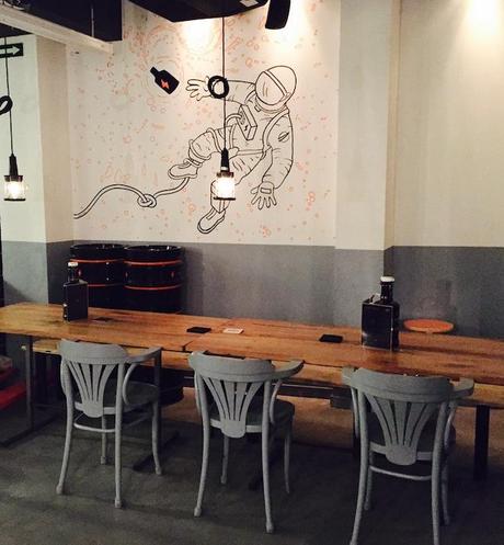 Garage Beer Co. la pasión por la craft beer en una fábrica de cerveza artesana del Eixample garage beer co barcelona mesa cerveceria