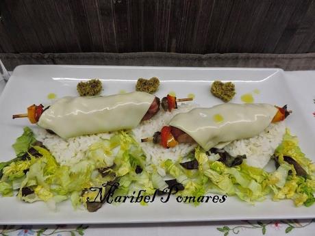 Brochetas de salchichas de pollo, bacon, pimiento y queso con arroz blanco. Brochetas de salchichas de pollo, bacon, pimiento y queso con arroz blanco.