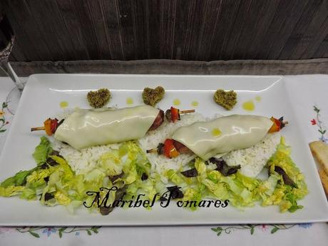 Brochetas de salchichas de pollo, bacon, pimiento y queso con arroz blanco. Brochetas de salchichas de pollo, bacon, pimiento y queso con arroz blanco.