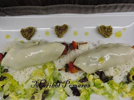 Brochetas de salchichas de pollo, bacon, pimiento y queso con arroz blanco. Brochetas de salchichas de pollo, bacon, pimiento y queso con arroz blanco.