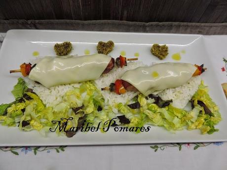 Brochetas de salchichas de pollo, bacon, pimiento y queso con arroz blanco. Brochetas de salchichas de pollo, bacon, pimiento y queso con arroz blanco.