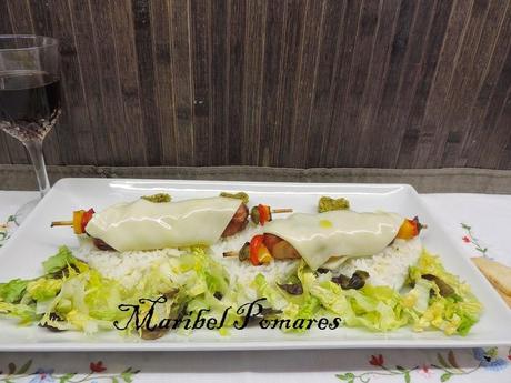 Brochetas de salchichas de pollo, bacon, pimiento y queso con arroz blanco. Brochetas de salchichas de pollo, bacon, pimiento y queso con arroz blanco.