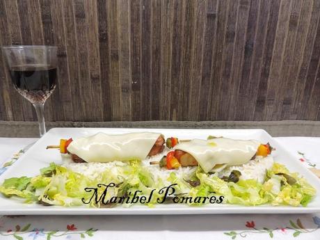 Brochetas de salchichas de pollo, bacon, pimiento y queso con arroz blanco. Brochetas de salchichas de pollo, bacon, pimiento y queso con arroz blanco.