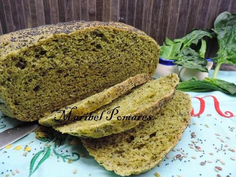 Pan integral de espinacas y semillas de amapola, linaza y sésamo en olla programable. Pan integral de espinacas y semillas de amapola, linaza y sésamo en olla programable.