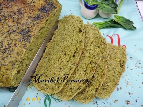 Pan integral de espinacas y semillas de amapola, linaza y sésamo en olla programable. Pan integral de espinacas y semillas de amapola, linaza y sésamo en olla programable.