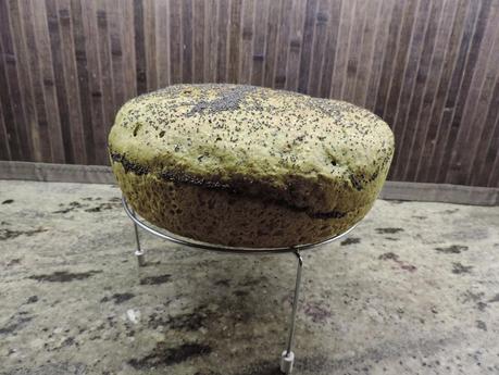 Pan integral de espinacas y semillas de amapola, linaza y sésamo en olla programable. Pan integral de espinacas y semillas de amapola, linaza y sésamo en olla programable.