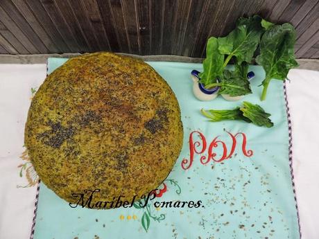 Pan integral de espinacas y semillas de amapola, linaza y sésamo en olla programable. Pan integral de espinacas y semillas de amapola, linaza y sésamo en olla programable.