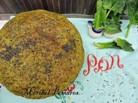 Pan integral de espinacas y semillas de amapola, linaza y sésamo en olla programable. Pan integral de espinacas y semillas de amapola, linaza y sésamo en olla programable.