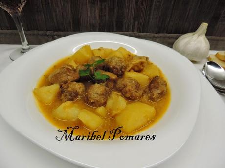 Guiso de albóndigas y patatas en olla programable. Guiso de albóndigas y patatas en olla programable.