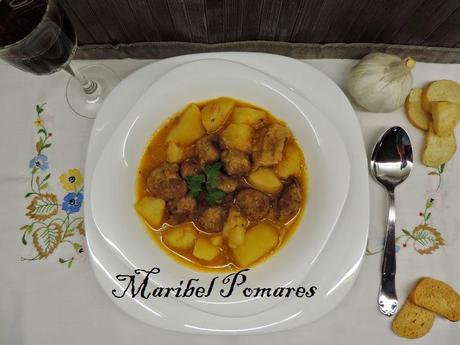 Guiso de albóndigas y patatas en olla programable. Guiso de albóndigas y patatas en olla programable.